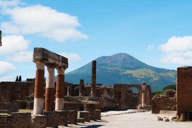 Eski Roma şehri Pompeii ölümcül Vezüv Dağı 'nın arka planında.