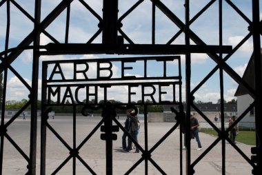 Dachau toplama kampının uğursuz giriş kapısında 