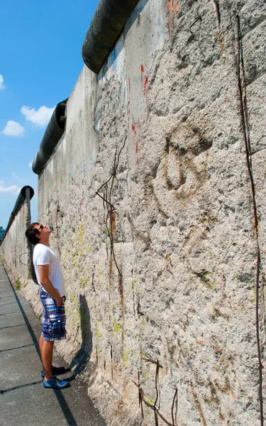 Berlin Duvarının Önünde Adam Duruyor