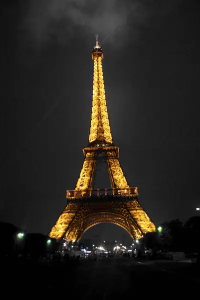 Eyfel Kulesi Siyah ve Altın Işıklar 