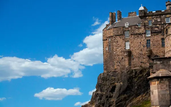 Edinburgh Kalesi 'nin arkasındaki bulutlar