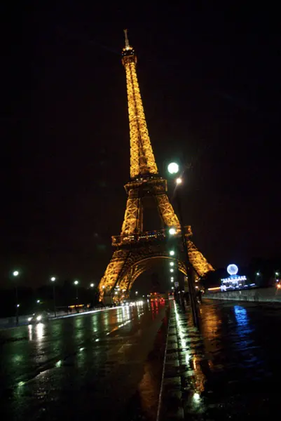 Eyfel Kulesi Gece Yağmurundan Sonra