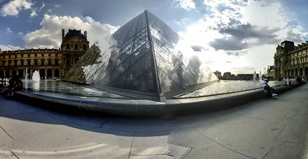 Louvre Piramit Yansıması
