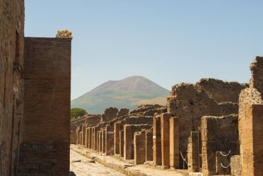 Eski Roma şehri Pompeii ölümcül Vezüv Dağı 'nın arka planında.