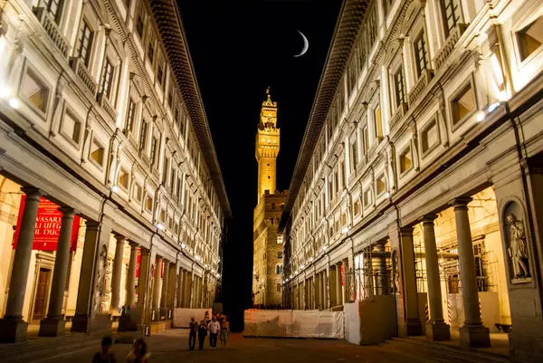 Floransa 'nın Uffizi' si arasındaki Vecchio Sarayı manzarası 