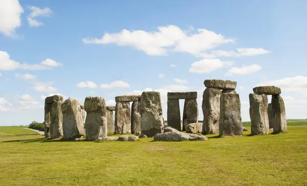 Gün boyunca Stonehenge 'in arkasındaki bulutlar
