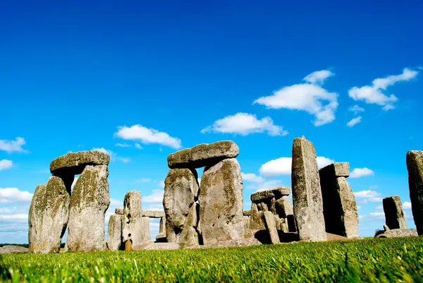 Stonehenge mavi gökyüzü ile