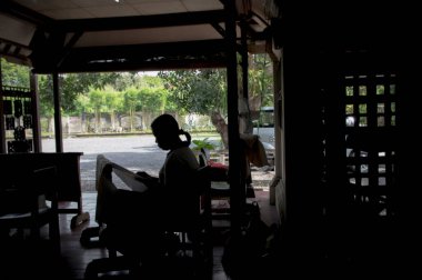 Kadın Bali Endonezya 'da sanat üzerine çalışıyor. 