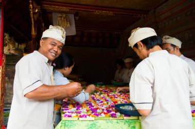 Insanlar Bali Endonezya 'da Hindu adakları hazırlıyorlar 