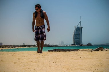 Dubai Plajında Burj Al Ara 'lı Adam