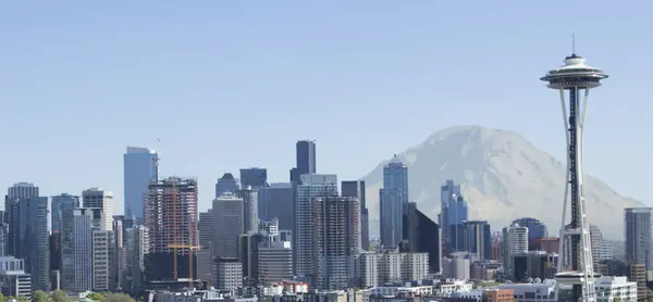 Rainier Dağı ile Seattle Skyline 
