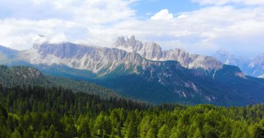 Dolomitler içindeki güzel dağ manzarası