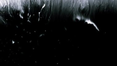 beyaz arkaplanda siyah su sıçraması