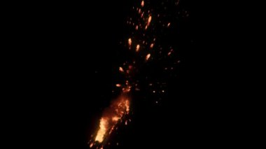 Siyah arka planda izole edilmiş yüksek hızlı bir ateş elementi görüntüsü. Video görüntüleriniz için Çerçeve Karıştırma - Çarpma komutu kullanılarak önceden eşlenebilir.