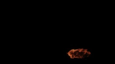 Siyah arka planda izole edilmiş yüksek hızlı bir ateş elementi görüntüsü. Video görüntüleriniz için Çerçeve Karıştırma - Çarpma komutu kullanılarak önceden eşlenebilir.