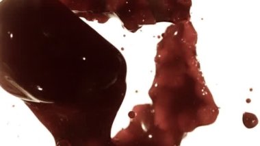 Bir su elementinin yüksek hızlı kamera görüntüsü, siyah arka planda izole edilmiş. Video görüntüleriniz için Çerçeve Karıştırma - Çarpma komutu kullanılarak önceden eşlenebilir.