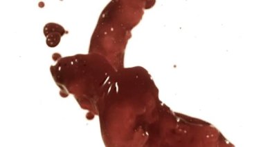 Bir su elementinin yüksek hızlı kamera görüntüsü, siyah arka planda izole edilmiş. Video görüntüleriniz için Çerçeve Karıştırma - Çarpma komutu kullanılarak önceden eşlenebilir.