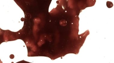 Bir su elementinin yüksek hızlı kamera görüntüsü, siyah arka planda izole edilmiş. Video görüntüleriniz için Çerçeve Karıştırma - Çarpma komutu kullanılarak önceden eşlenebilir.