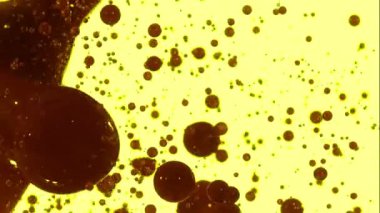 Bir su elementinin yüksek hızlı kamera görüntüsü, siyah arka planda izole edilmiş. Video görüntüleriniz için Çerçeve Karıştırma - Çarpma komutu kullanılarak önceden eşlenebilir.