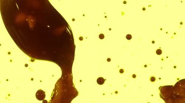 Bir su elementinin yüksek hızlı kamera görüntüsü, siyah arka planda izole edilmiş. Video görüntüleriniz için Çerçeve Karıştırma - Çarpma komutu kullanılarak önceden eşlenebilir.