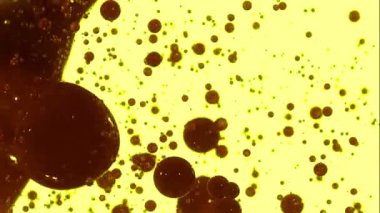 Bir su elementinin yüksek hızlı kamera görüntüsü, siyah arka planda izole edilmiş. Video görüntüleriniz için Çerçeve Karıştırma - Çarpma komutu kullanılarak önceden eşlenebilir.