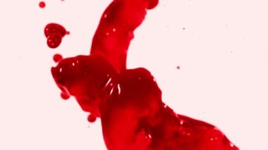 Bir su elementinin yüksek hızlı kamera görüntüsü, siyah arka planda izole edilmiş. Video görüntüleriniz için Çerçeve Karıştırma - Çarpma komutu kullanılarak önceden eşlenebilir.