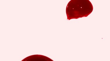 Bir su elementinin yüksek hızlı kamera görüntüsü, siyah arka planda izole edilmiş. Video görüntüleriniz için Çerçeve Karıştırma - Çarpma komutu kullanılarak önceden eşlenebilir.