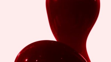 Bir su elementinin yüksek hızlı kamera görüntüsü, siyah arka planda izole edilmiş. Video görüntüleriniz için Çerçeve Karıştırma - Çarpma komutu kullanılarak önceden eşlenebilir.