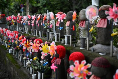 Heykeller, O-Jizo-san ya da O-Jizo-sama olarak da anılır. Çocukların ve yolcuların koruyucu tanrısı..