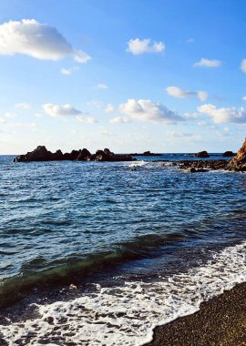 Gök mavisi dalgalar, güneşin denizin derinliklerine yansıyarak çarpıcı manzaralar yarattığı Kıbrıs 'ın altın plajlarını okşar. Görkemli kayalıklar ve körfezler adanın doğal güzelliğini tamamlıyor..