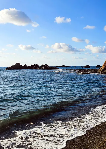 Gök mavisi dalgalar, güneşin denizin derinliklerine yansıyarak çarpıcı manzaralar yarattığı Kıbrıs 'ın altın plajlarını okşar. Görkemli kayalıklar ve körfezler adanın doğal güzelliğini tamamlıyor..
