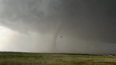 Colorado 'nun Yuma kasabası yakınlarında güçlü bir kasırga kendini tozla örtüyor..