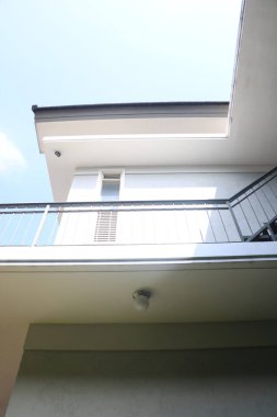 Açık mavi gökyüzü arkaplanlı ev balkonu