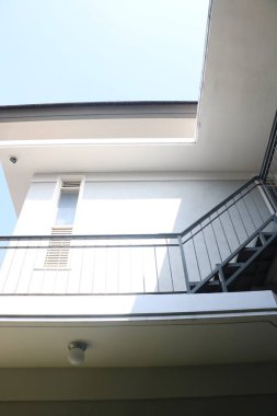 Evin çatısında parlak mavi bir gökyüzü arkaplanı var.