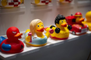Dükkandaki lastik ördekler