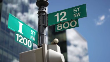 Washington DC şehir merkezindeki NW ve 12. caddelerdeki sokak levhaları, başkentteki lobiciliği ve yolsuzluğu simgeliyor.