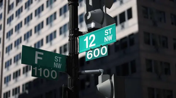 F sokağı, NW ve 12. cadde Washington DC şehir merkezinde lobi faaliyetleri ve başkent avukatlarının olduğu tabelalar..