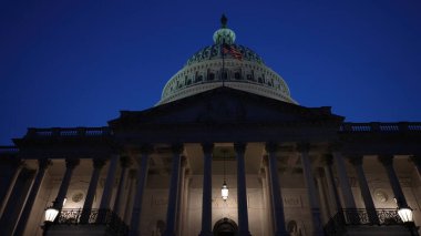 ABD Kongre Binası ve Washington DC 'de bayraklı kubbe manzarası. Mimaride ışıklar var..