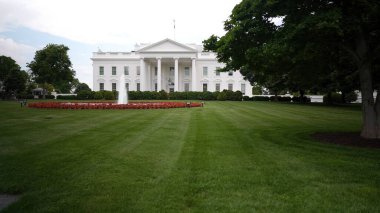 Beyaz Saray 'ın kuzey tarafında pınarlar, yeşil çimenler, ağaçlar ve bayraklar baharda dalgalanıyor..