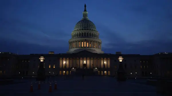 Başkentin doğu yakasında gece Washington DC 'de mavi mor gökyüzüne karşı sallanan ışıklar ve bayraklar vardı..