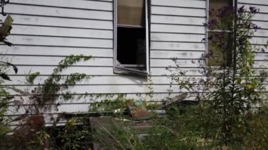 Terk edilmiş kömür madenciliği kasabasındaki evler ve sokaklar. Güney Batı Virginia 'da ortasında bir demiryolu var..