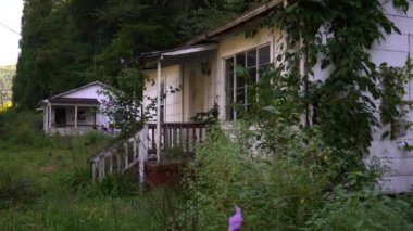 Batı Virginia 'daki kömür madenciliği kasabasında terk edilmiş bir evin yan görüntüsü.