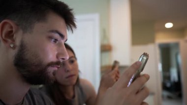 Telefonunu kız arkadaşı olarak kullanan hippi genç adamın aşırı yakın çekimi..