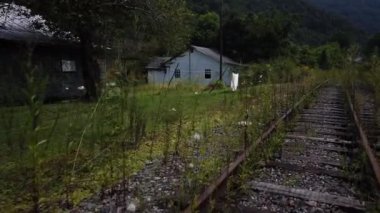 Terk edilmiş kömür madenciliği kasabasındaki evler ve sokaklar. Güney Batı Virginia 'da ortasında bir demiryolu var..