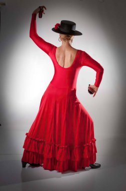 Beyaz arka planda izole edilmiş kastanyetli ve kadife şapkalı flamenko dansçısı..