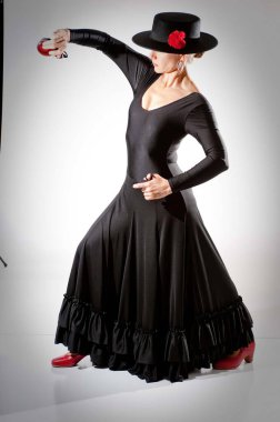 Beyaz arka planda izole edilmiş kastanyetli ve kadife şapkalı flamenko dansçısı..