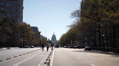 Pensilvanya Bulvarı 'na bakan Amerikan Kongre Binası manzarası. Bir bahar sabahı trafik vardı.