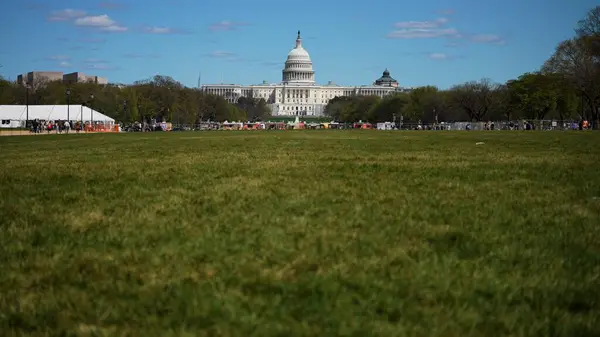 Washington 'daki AVM' den ABD Kongre Binası 'nın alçak açılı görüntüsü. Bahar günü güneşli, açık mavi gökyüzü.. 