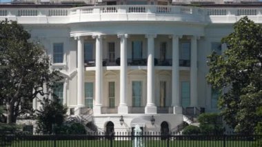 Beyaz Saray, Amerika Birleşik Devletleri Başkanı 'nın oval ofisini turistlerin parlak bir yaz günü bakışıyla gösteriyor..
