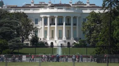 Beyaz Saray, Amerika Birleşik Devletleri Başkanı 'nın oval ofisini turistlerin parlak bir yaz günü bakışıyla gösteriyor..